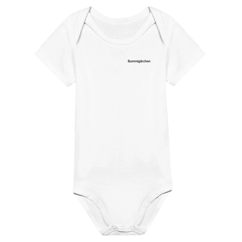 Weißer Baby-Body mit Wortverdreher-Motiv „Bummigärchen“ klein auf der Brust