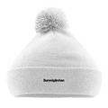 Weiße Bommel-Beanie mit Wortverdreher-Motiv „Bummigärchen“