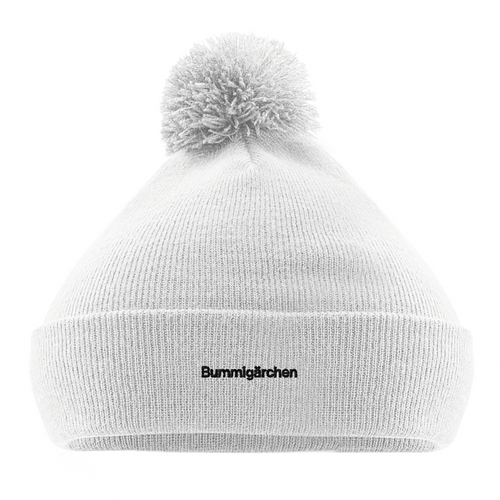 Weiße Bommel-Beanie mit Wortverdreher-Motiv „Bummigärchen“