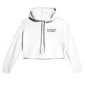 Weißer Cropped Hoodie für Damen mit dem Spruch Es kreist sich der Schließ klein auf der Brust