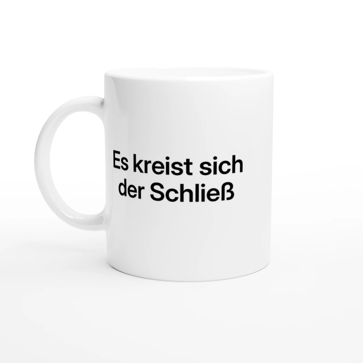 Weiße Tasse mit Aufdruck „Es kreist sich der Schließ“